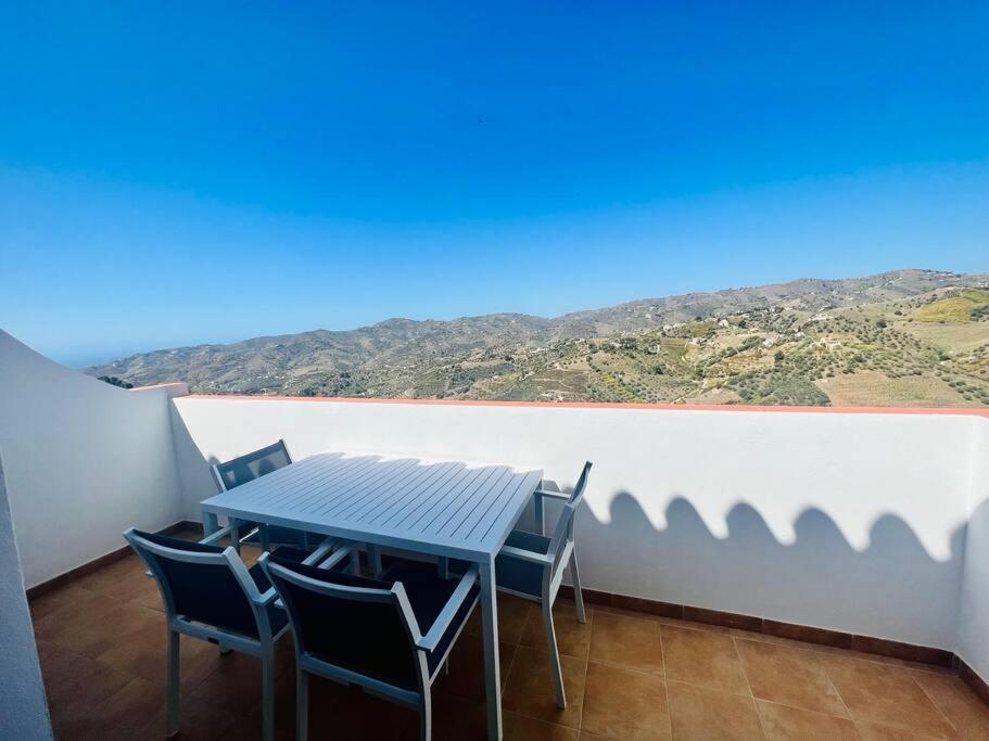 Atico Con Increibles Vistas A Las Montanas Y Mar Frigiliana Exterior photo